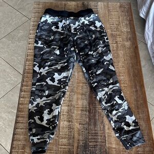 Men’s Under Armour Camouflage Jogger Pants size Medium
